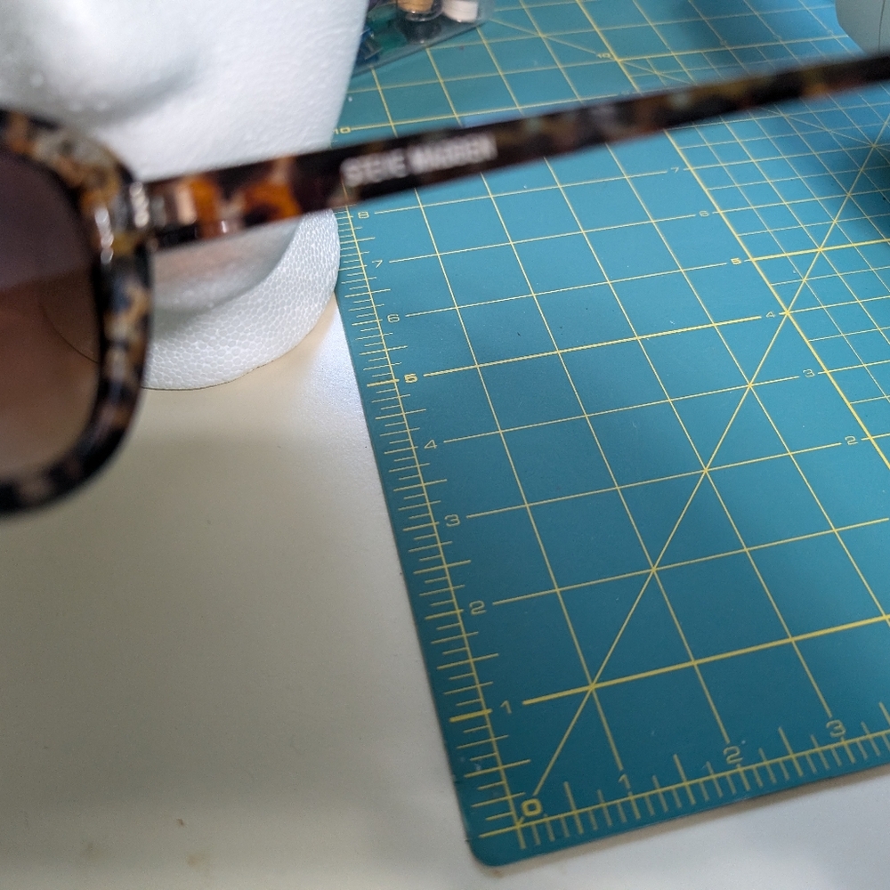 Steve Madden Sunglasses - Picture 5 of 6